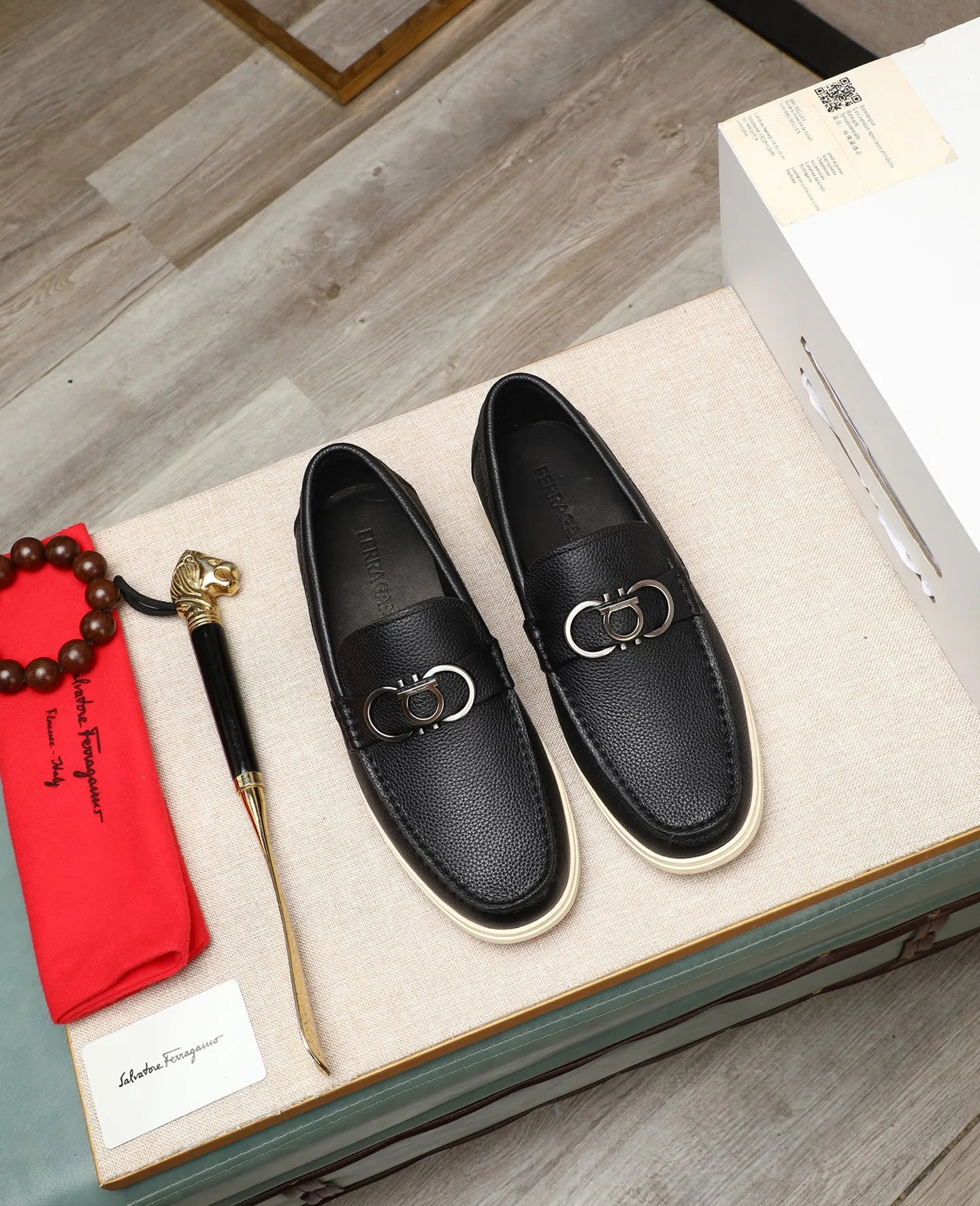 Men's shoes 💰580 📛📛(water-dyed cow lining) Salvatore Ferragamo high-end (Salvatore Ferragamo) is the top international luxury footwear brand. It comes from the fashion kingdom of Italy. It is famous all over the world for its traditional handmade design and novel styles... 🚶🏻🚶🏻New suit shoes are available simultaneously at the counter. This style is purely handmade. The fabric is imported Italian calfskin➕Soft water-dyed cowhide lining. Original authentic outsole🌀🌀Size: 38➖44 (45 46 customized)